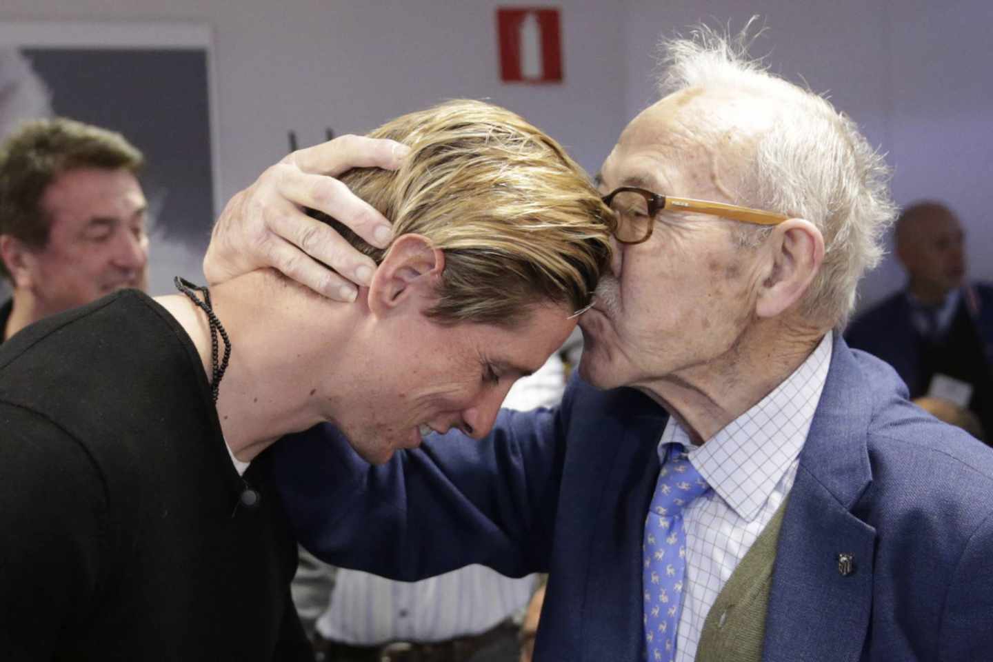 Manuel Briñas, fundador de la Escuela de Fútbol del Atlético de Madrid, junto a Fernando Torres en una imagen de archivo.