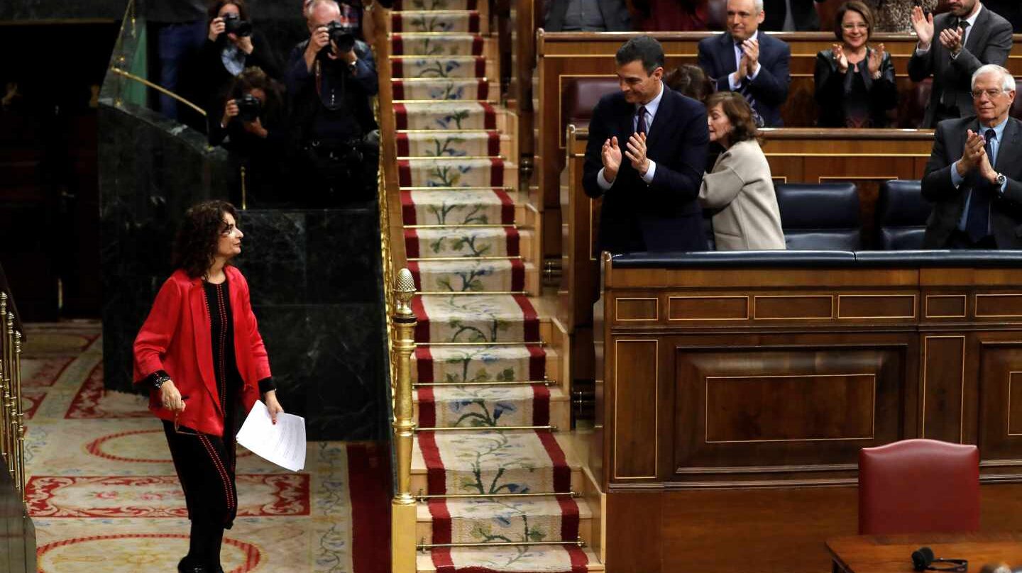 El presidente del Gobierno, Pedro Sánchez (3d), aplaude la intervención de la ministra de Hacienda, María Jesús Montero (i) en el debate de totalidad de los presupuestos este martes en el pleno del Congreso.