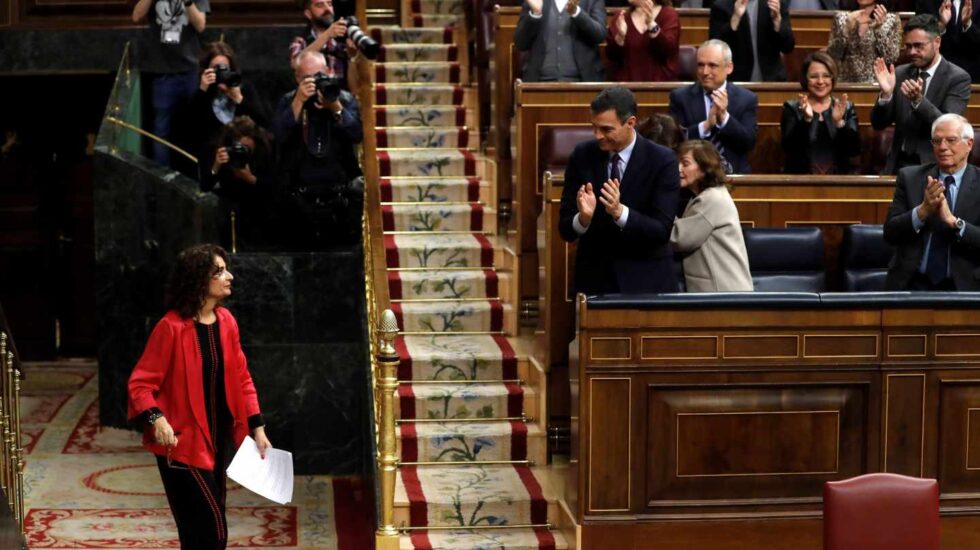 El presidente del Gobierno, Pedro Sánchez (3d), aplaude la intervención de la ministra de Hacienda, María Jesús Montero (i) en el debate de totalidad de los presupuestos este martes en el pleno del Congreso.