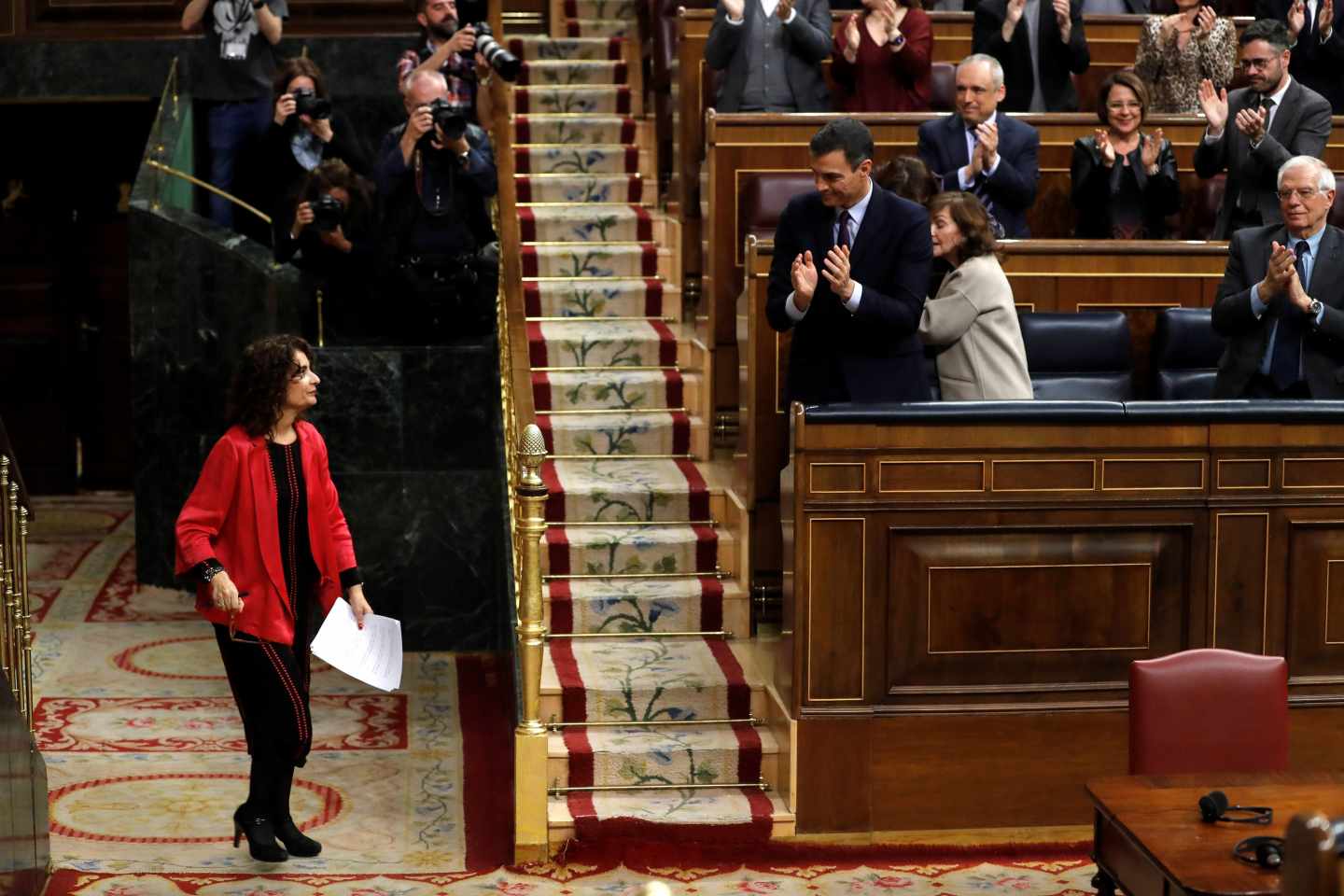 El presidente del Gobierno, Pedro Sánchez (3d), aplaude la intervención de la ministra de Hacienda, María Jesús Montero (i) en el debate de totalidad de los presupuestos este martes en el pleno del Congreso.