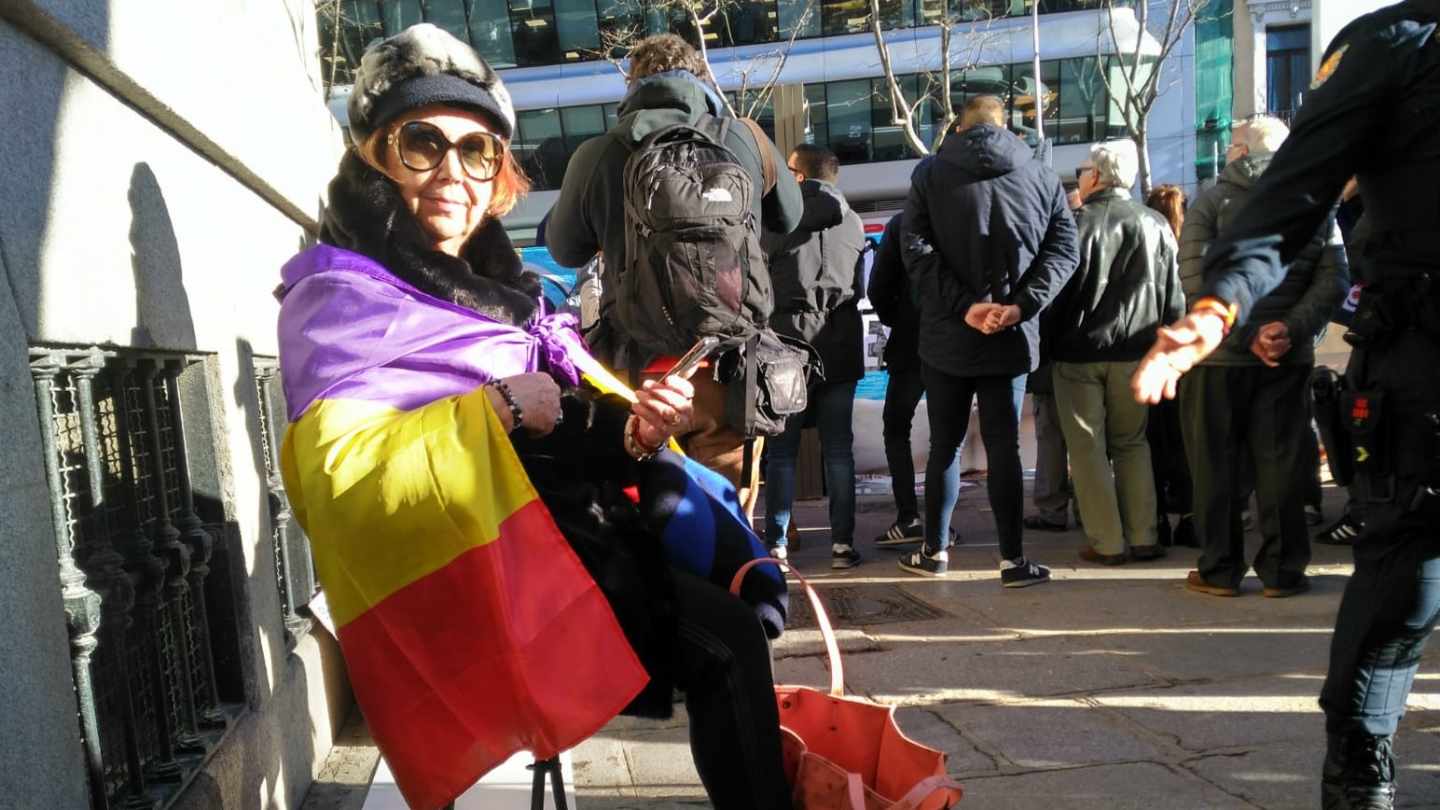 Joana Polo, envuelta en su bandera republicana, apoyando este martes a los líderes del 'procés' en las inmediaciones del Tribunal Supremo.