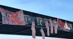 Aparecen muñecos ahorcados de Cs, PP, PSC, Podemos y Vox en un puente de Lleida