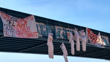 Aparecen muñecos ahorcados de Cs, PP, PSC, Podemos y Vox en un puente de Lleida