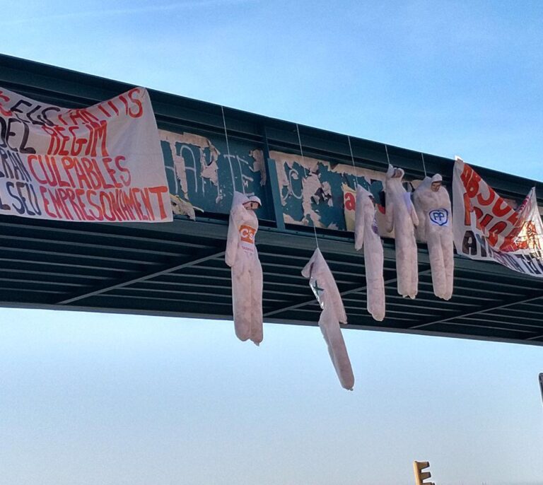 Aparecen muñecos ahorcados de Cs, PP, PSC, Podemos y Vox en un puente de Lleida