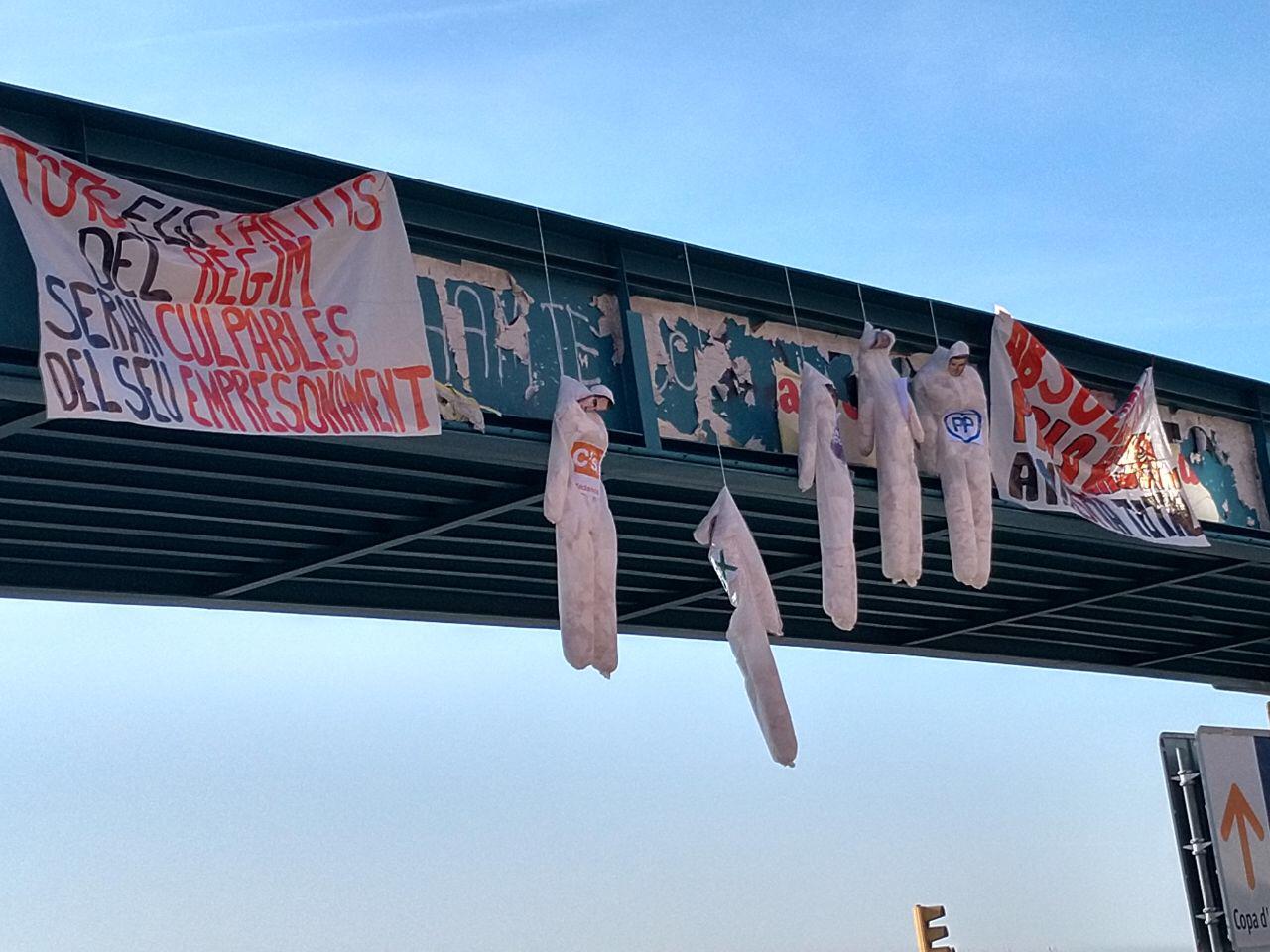 Aparecen muñecos de Ciudadanos, PP, PSC y Vox ahorcados en un puente de Lleida.
