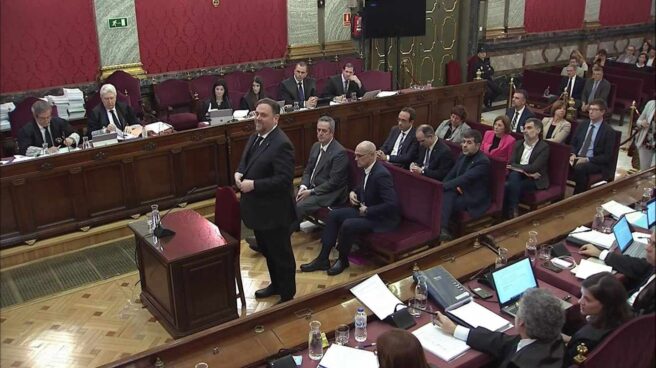 Oriol Junqueras, de pie al inicio de su declaración ante el Tribunal Supremo.