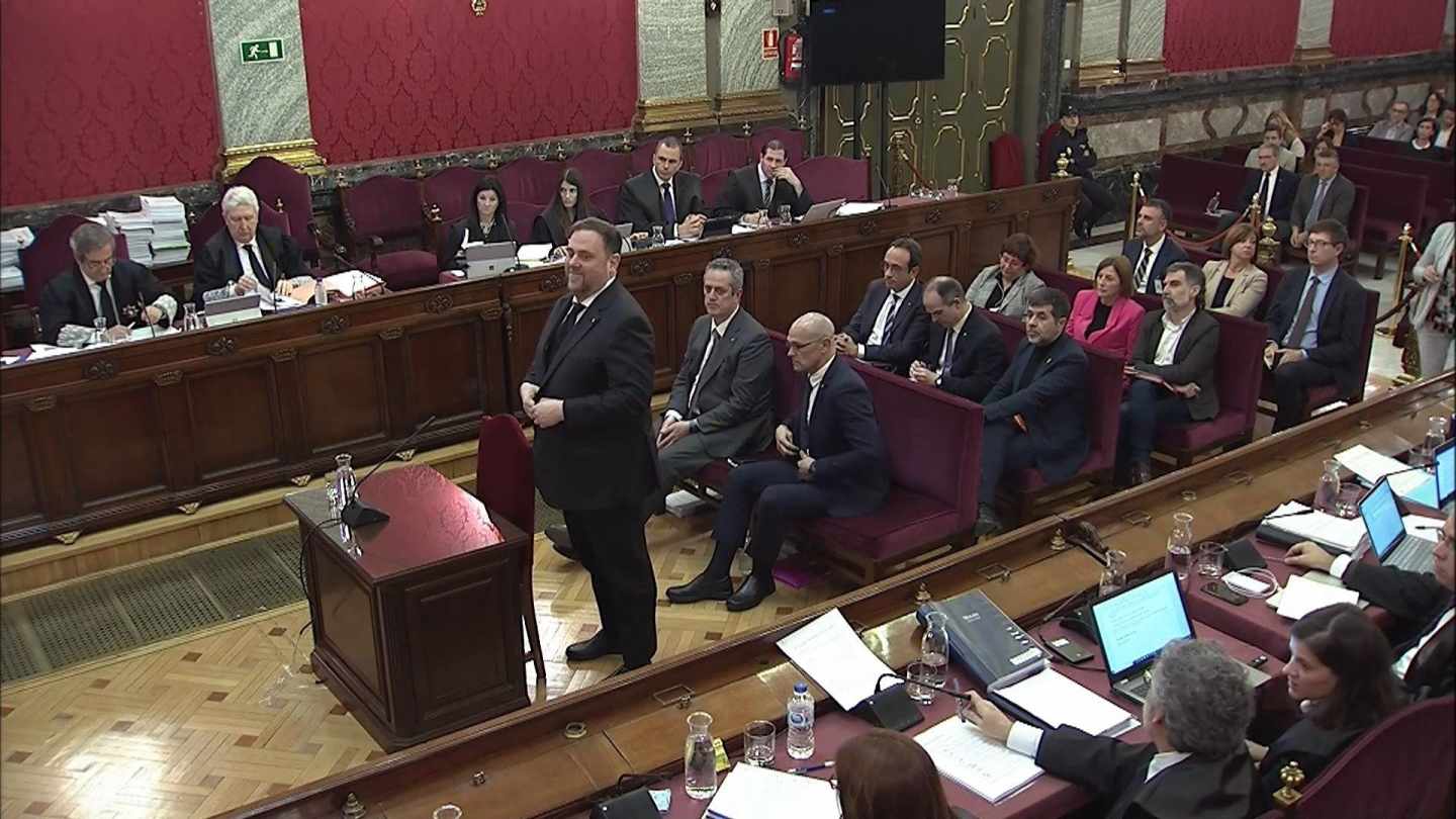 Oriol Junqueras, de pie al inicio de su declaración ante el Tribunal Supremo.