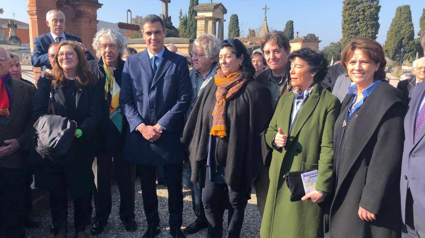 Pedro Sánchez visita la tumba de Azaña junto miembros del Gobierno, Luis García Montero e Ian Gibson, entre otros.