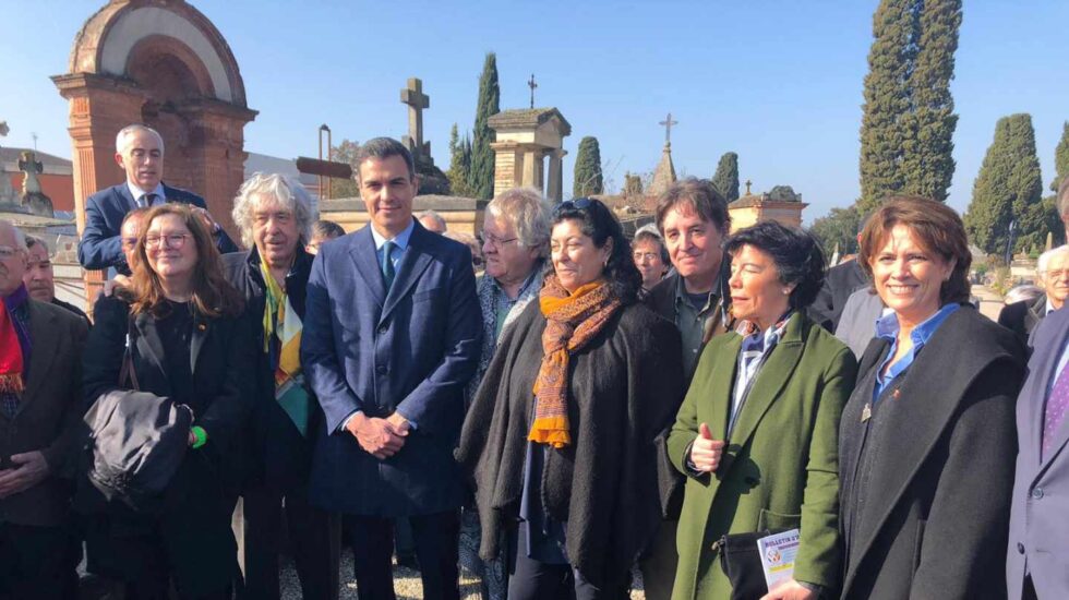 Pedro Sánchez visita la tumba de Azaña junto miembros del Gobierno, Luis García Montero e Ian Gibson, entre otros.