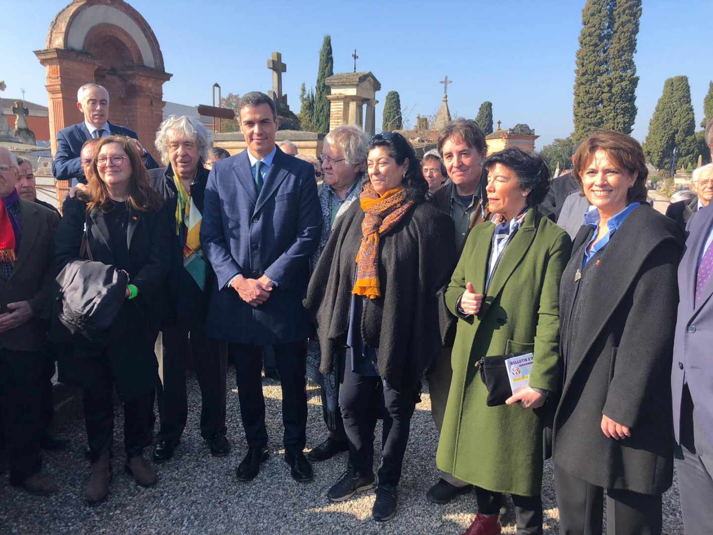 Pedro Sánchez visita la tumba de Azaña junto miembros del Gobierno, Luis García Montero e Ian Gibson, entre otros.