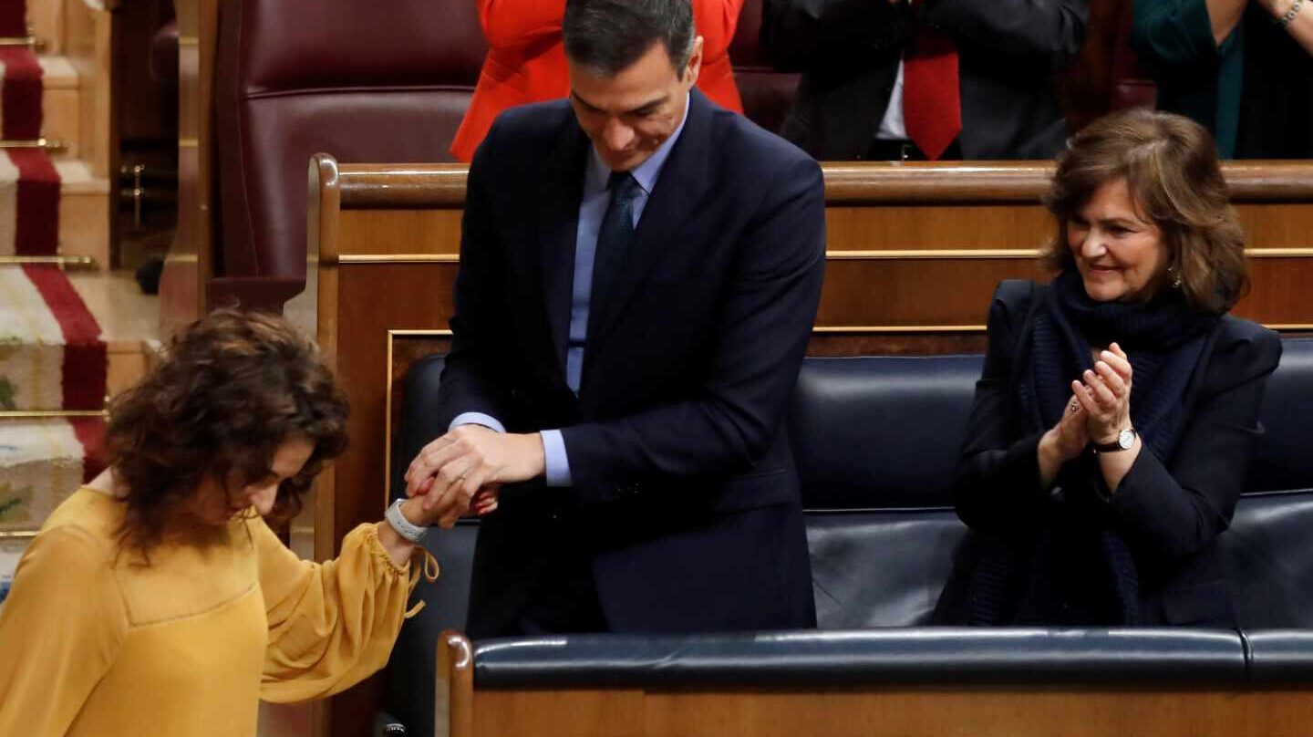 Pedro Sánchez saluda a la ministra Montero tras su intervención sobre los Presupuestos.