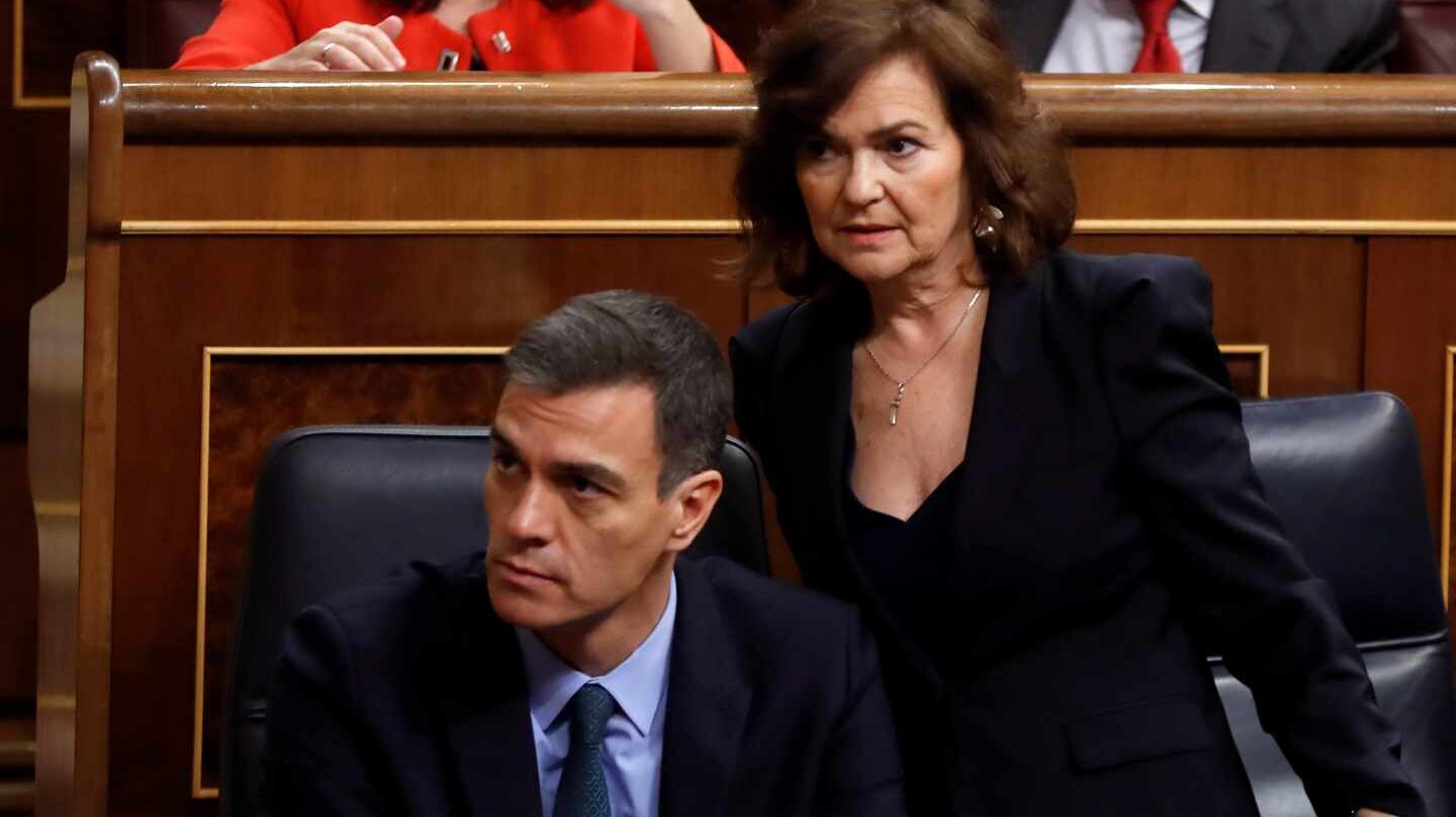 Pedro Sánchez, junto a Carmen Calvo, en el Congreso de los Diputados.