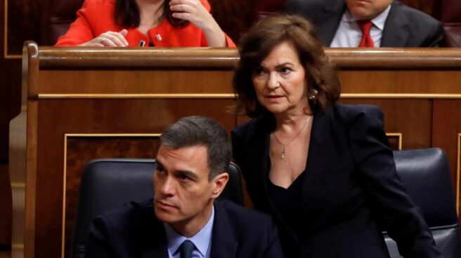 Pedro Sánchez, junto a Carmen Calvo, en el Congreso de los Diputados.