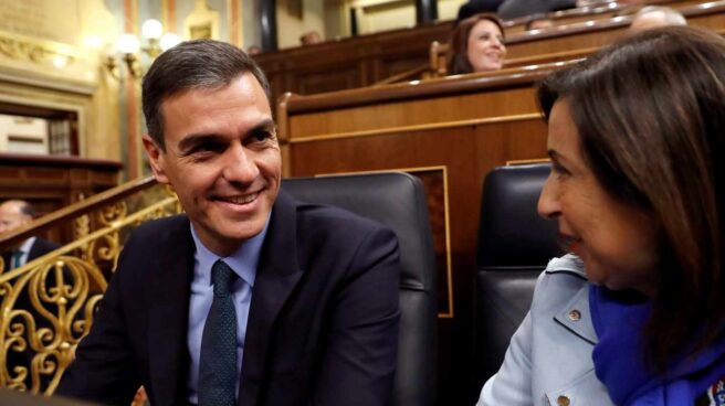 Pedro Sánchez, junto a la ministra de Defensa, Margarita Robles, en el Congreso de los Diputados.