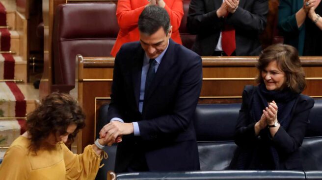 Pedro Sánchez saluda a la ministra Montero tras su intervención sobre los Presupuestos.