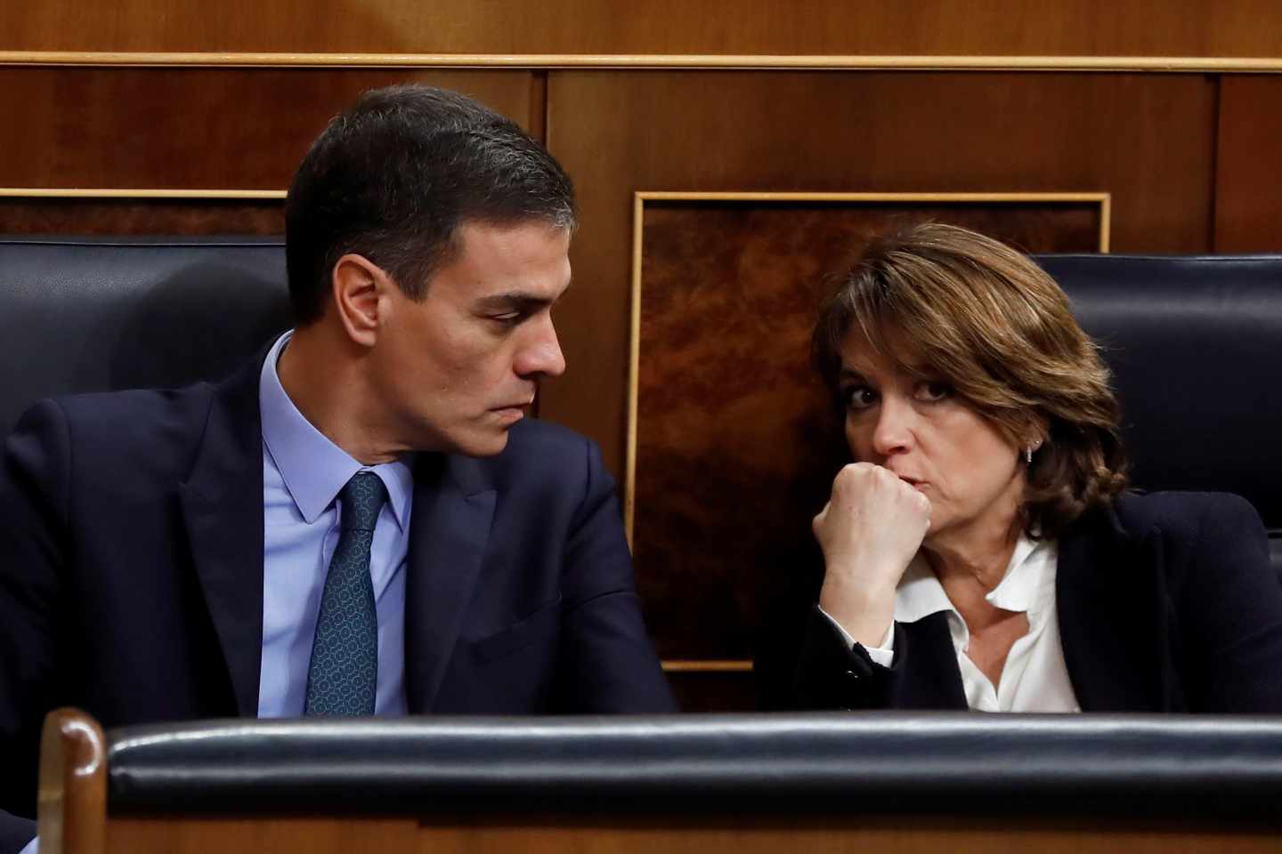 Pedro Sánchez, junto a la ministra de Justicia, Dolores Delgado, en el Congreso de los Diputados.