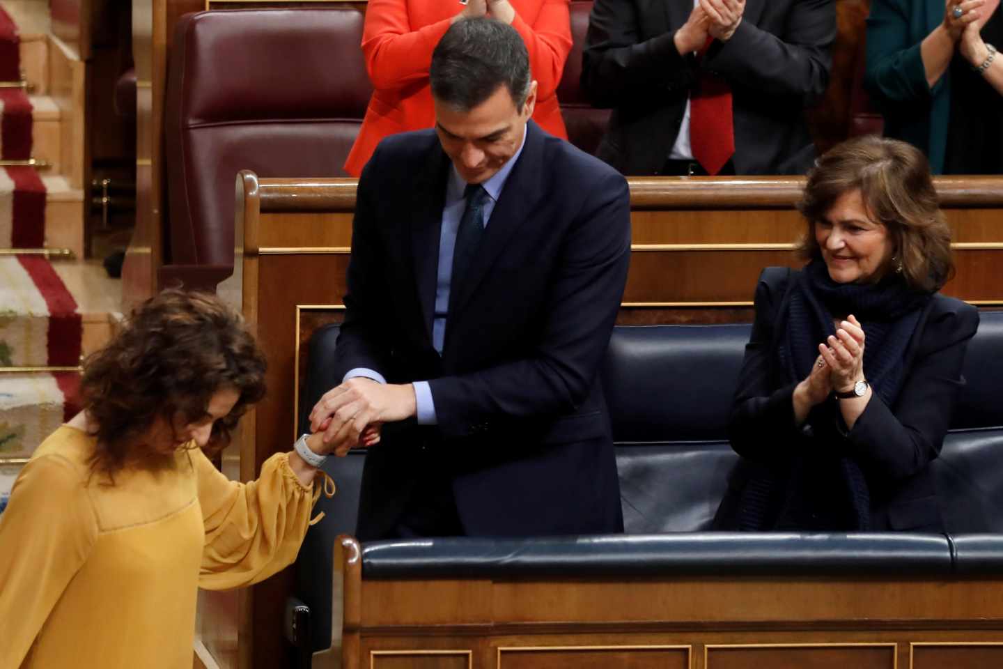 Pedro Sánchez saluda a la ministra Montero tras su intervención sobre los Presupuestos.