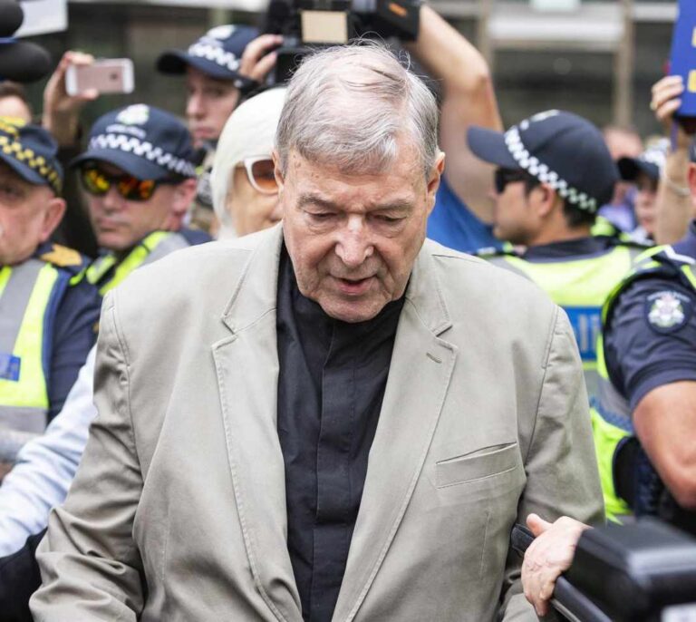 El "número tres" del Vaticano, condenado por violar a un niño y abusar de otro