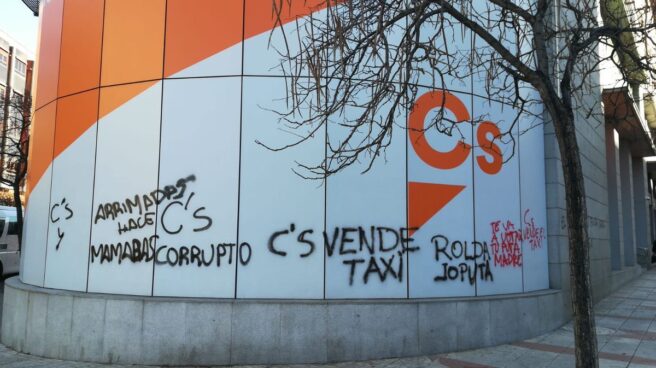 Aparecen pintadas con insultos a dirigentes de Ciudadanos en su sede nacional