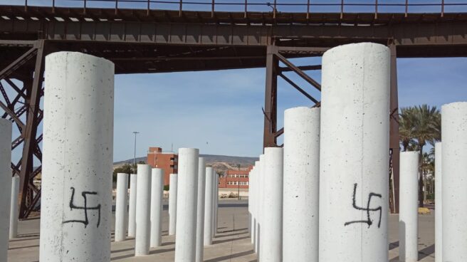 Pintadas nazis en el monumento homenaje a las víctimas de Mauthausen en Almería.