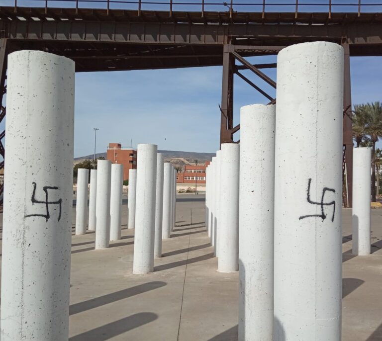 Pintan con esvásticas el monumento a las víctimas de Mauthausen: "Almería libre de judíos"