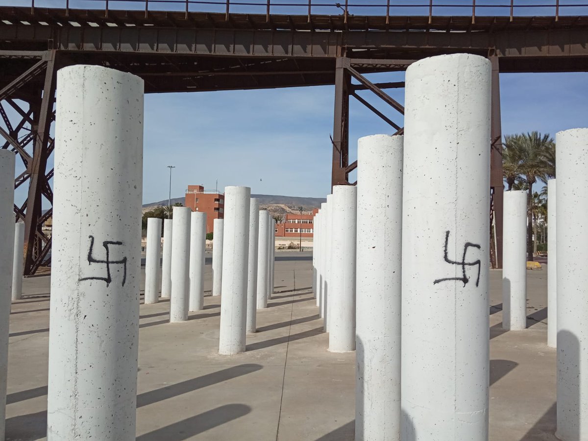 Pintadas nazis en el monumento homenaje a las víctimas de Mauthausen en Almería.