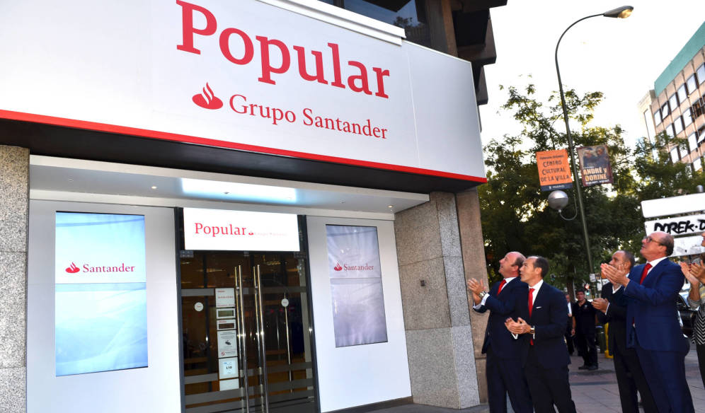Sucursal de Banco Popular bajo la enseña del Grupo Santander.