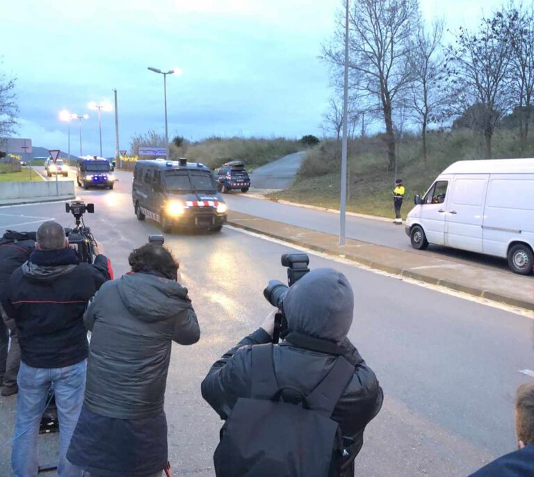 La Guardia Civil traslada a los presos del procés a Madrid entre gritos de "libertad"