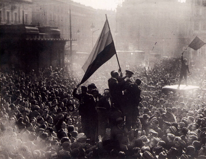 Varios ciudadanos sostienen la bandera de la República en la Puerta del Sol el 14 de abril de 1931