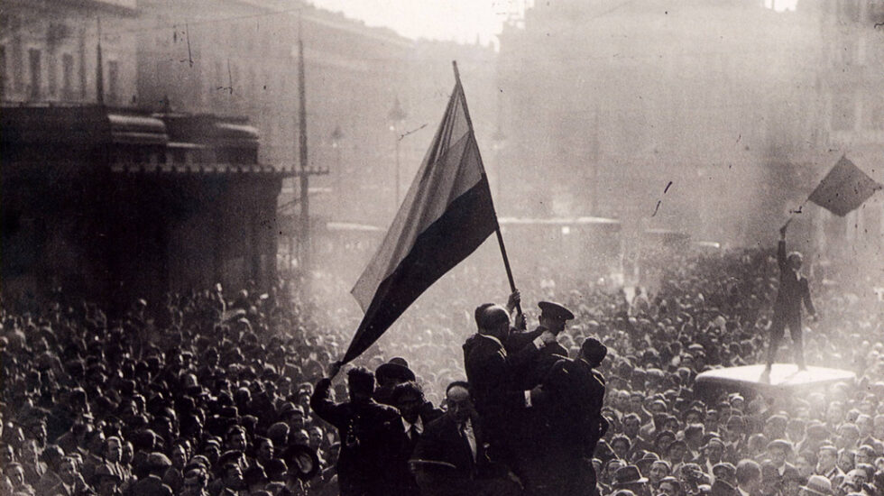 Varios ciudadanos sostienen la bandera de la República en la Puerta del Sol el 14 de abril de 1931