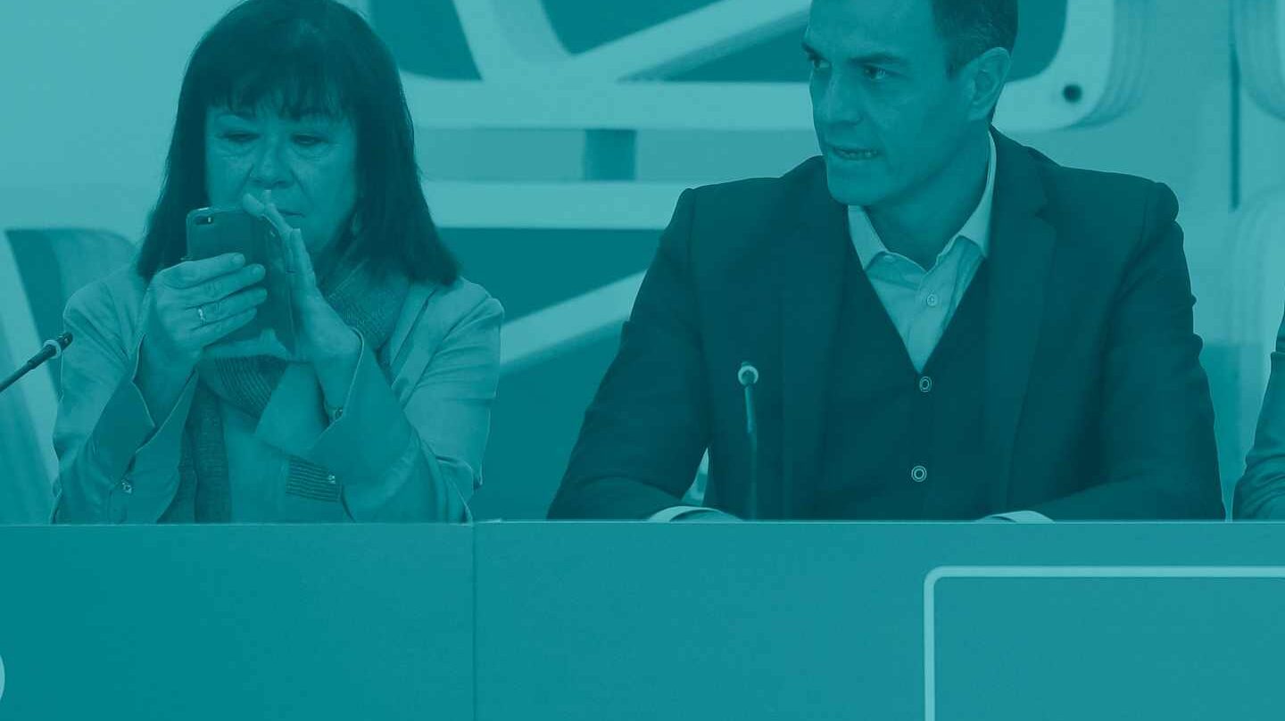 Pedro Sánchez, junto a Cristina Narbona.