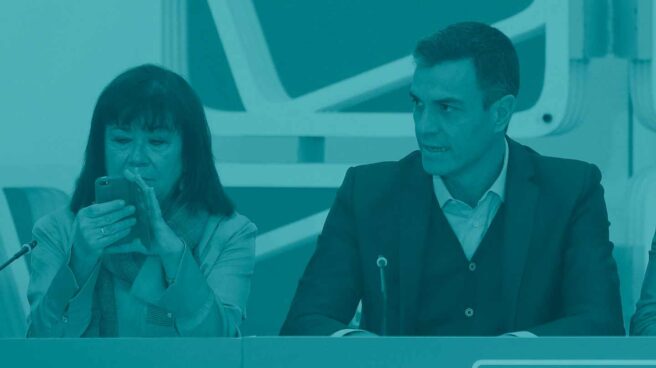Pedro Sánchez, junto a Cristina Narbona.