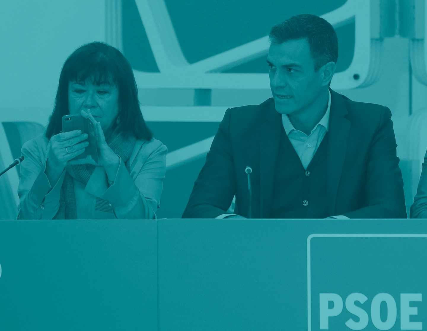 Pedro Sánchez, junto a Cristina Narbona.