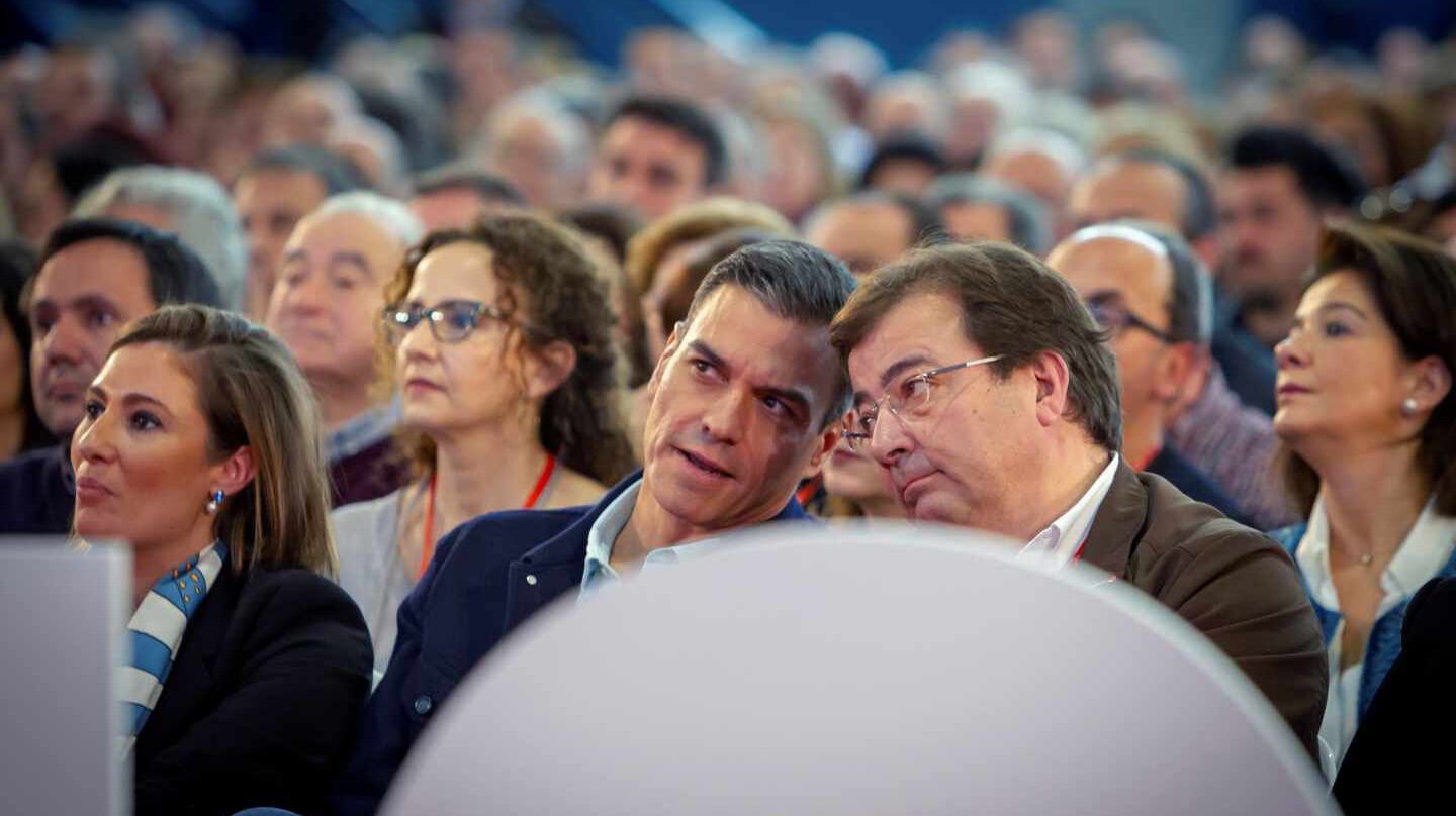 Pedro Sánchez y Guillermo Fernández-Vara, en Mérida.