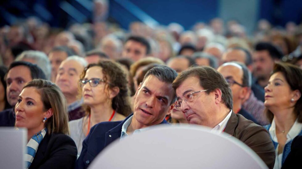 Pedro Sánchez y Guillermo Fernández-Vara, en Mérida.