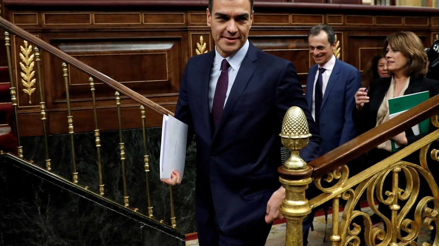 El presidente del Gobierno, Pedro Sánchez, a su llegada a la penúltima sesión de control de la legislatura en el Congreso, con la convocatoria de elecciones anticipadas como eje principal de las preguntas de los líderes de la oposición.