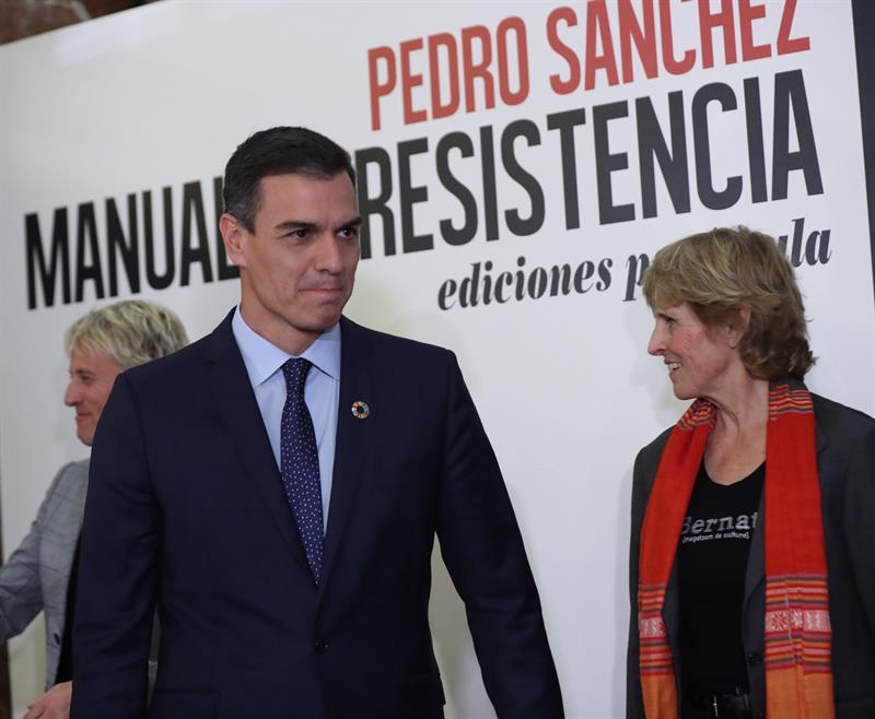 Pedro Sánchez, junto a Jesús Calleja y Mercedes Milá, en la presentación del libro 'Manuel de resistencia'.
