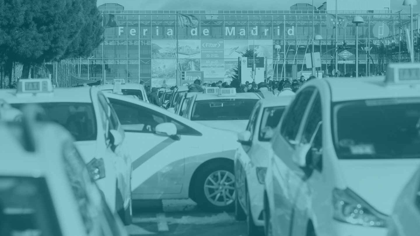 Taxis en huelga frente a la Feria de Madrid.