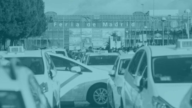 Taxis en huelga frente a la Feria de Madrid.