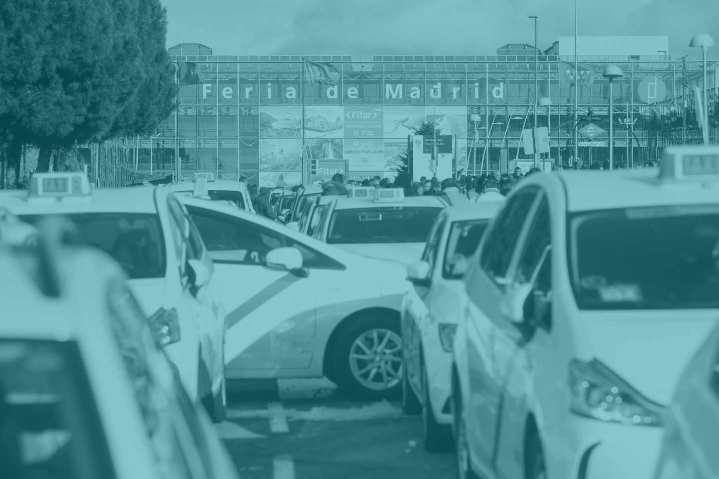 Taxis en huelga frente a la Feria de Madrid.