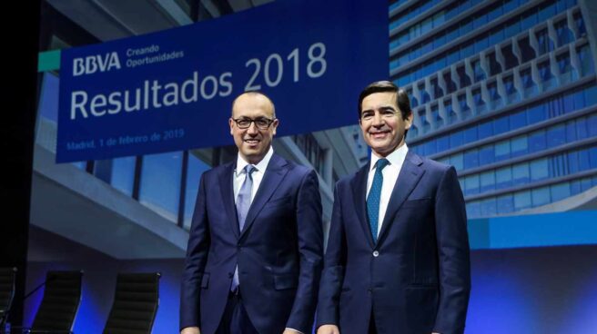 El presidente de BBVA, Carlos Torres (d), y el consejero delegado, Onur Genç, durante la rueda de prensa con motivo de la presentación de los resultados de 2018.