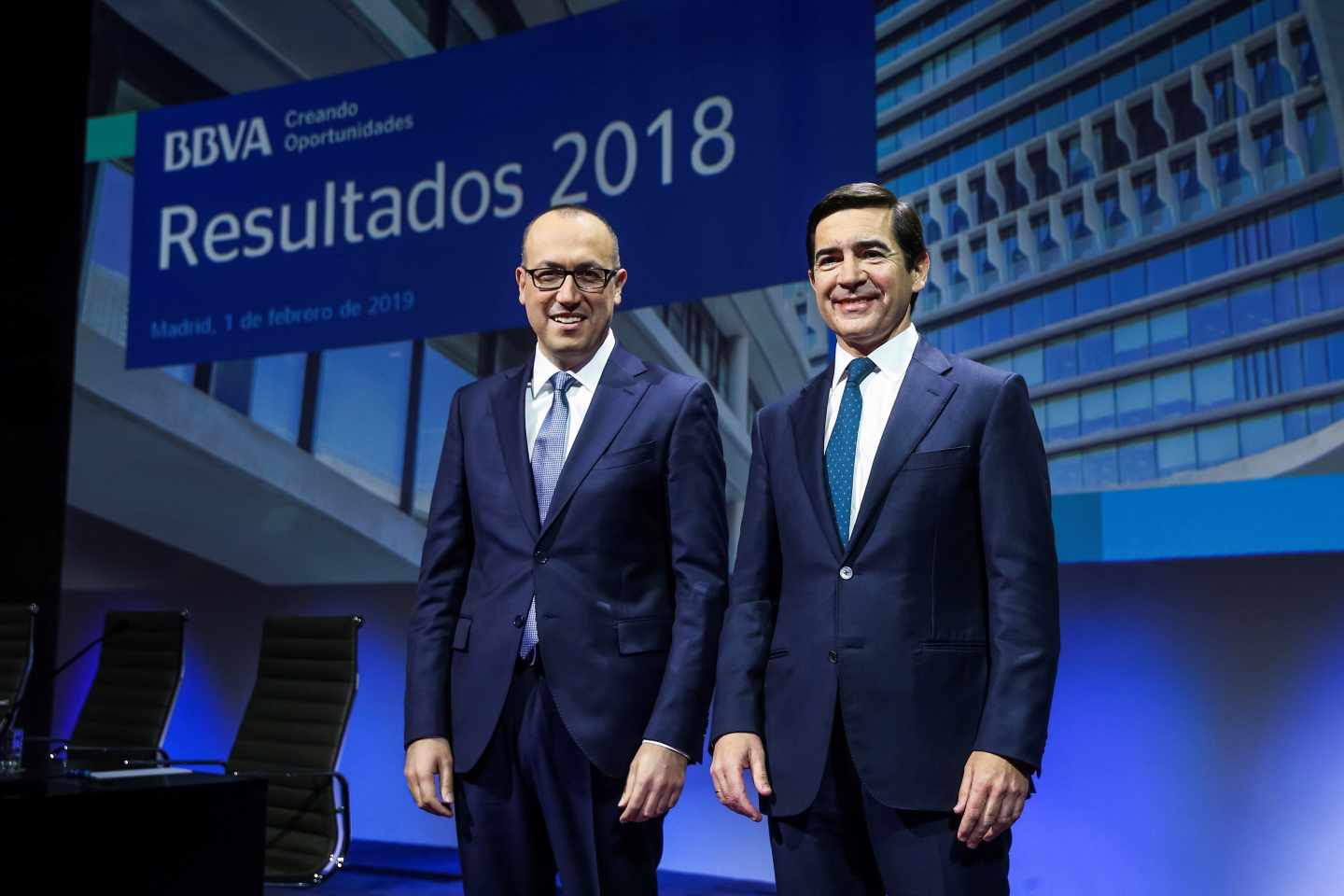 El presidente de BBVA, Carlos Torres (d), y el consejero delegado, Onur Genç, durante la rueda de prensa con motivo de la presentación de los resultados de 2018.