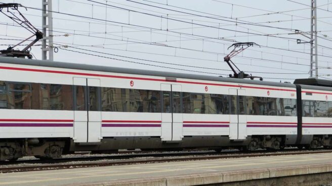 Un tren de cercanías choca contra un árbol cortado intencionadamente en Barcelona