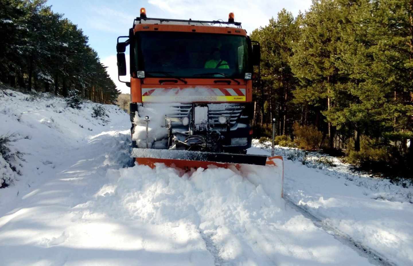 Helena deja copiosas nevadas en el norte y condiciona el tráfico en 56 vías