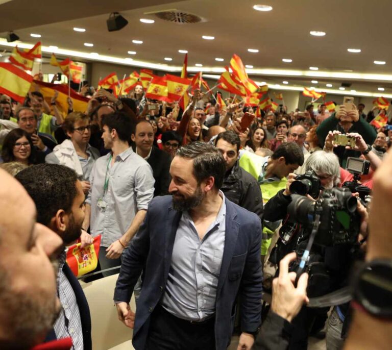 La CUP avisa que "el fascismo se combate" y se ríe de la "fiesta del amor" de Colau para contraprogramar a Vox