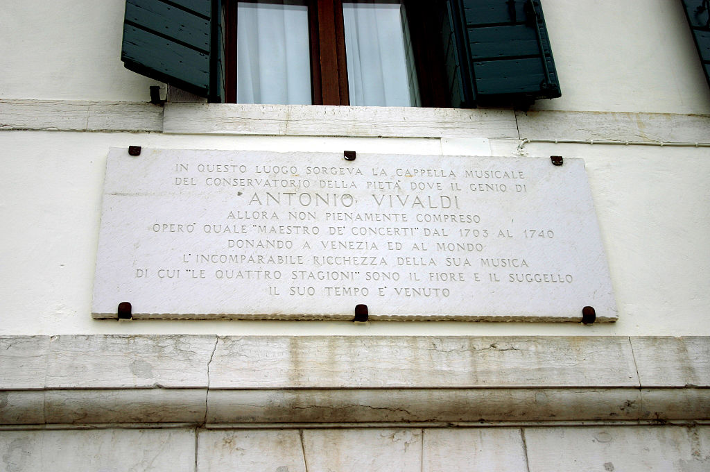 Placa conmemorativa a Antonio Vivaldi en la Calle della Pietà, en Venecia.