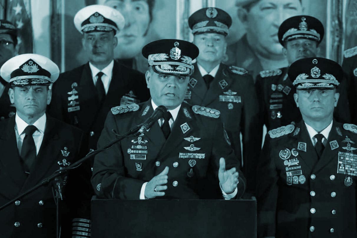 El ministro de Defensa, Vladimir Padrino, junto a generales chavistas durante una rueda de prensa en Caracas.