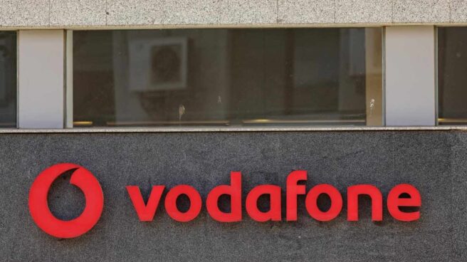 Logotipo de Vodafone en un establecimiento comercial de la compañía.