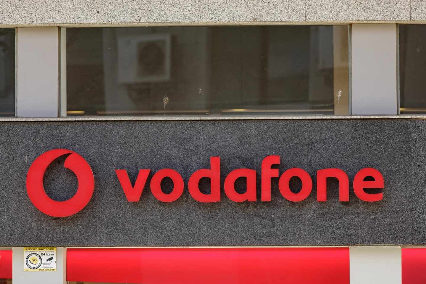 Logotipo de Vodafone en un establecimiento comercial de la compañía.