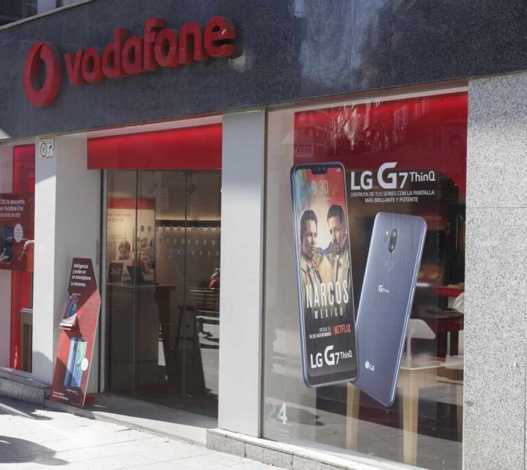 Vodafone se hunde en mínimos de una década lastrada por su debilidad en España